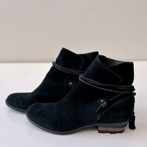 Women's Sorel short suede lug sole boots